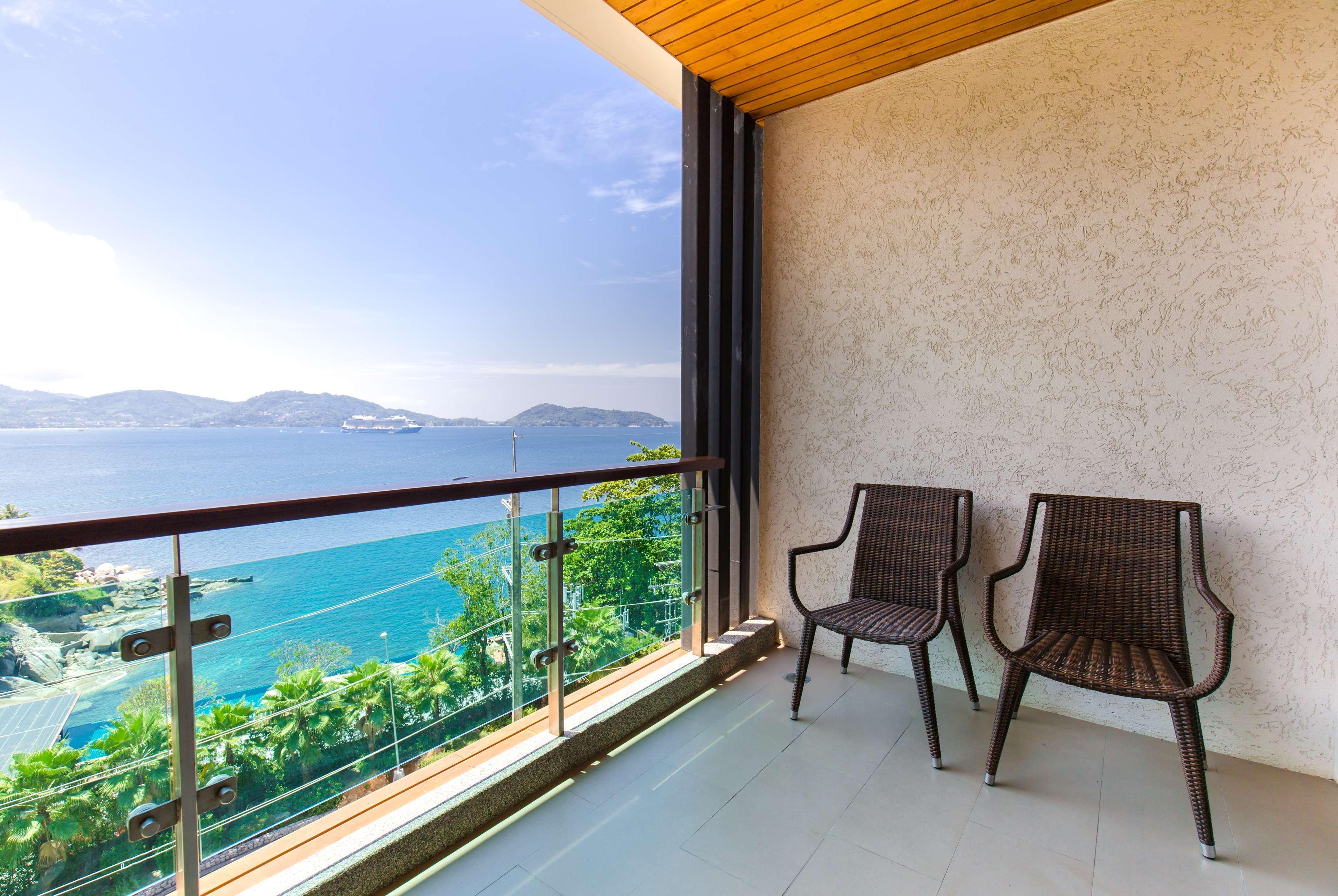 Wyndham Grand Phuket Kalim Bay Hotell Patong Eksteriør bilde A balcony
