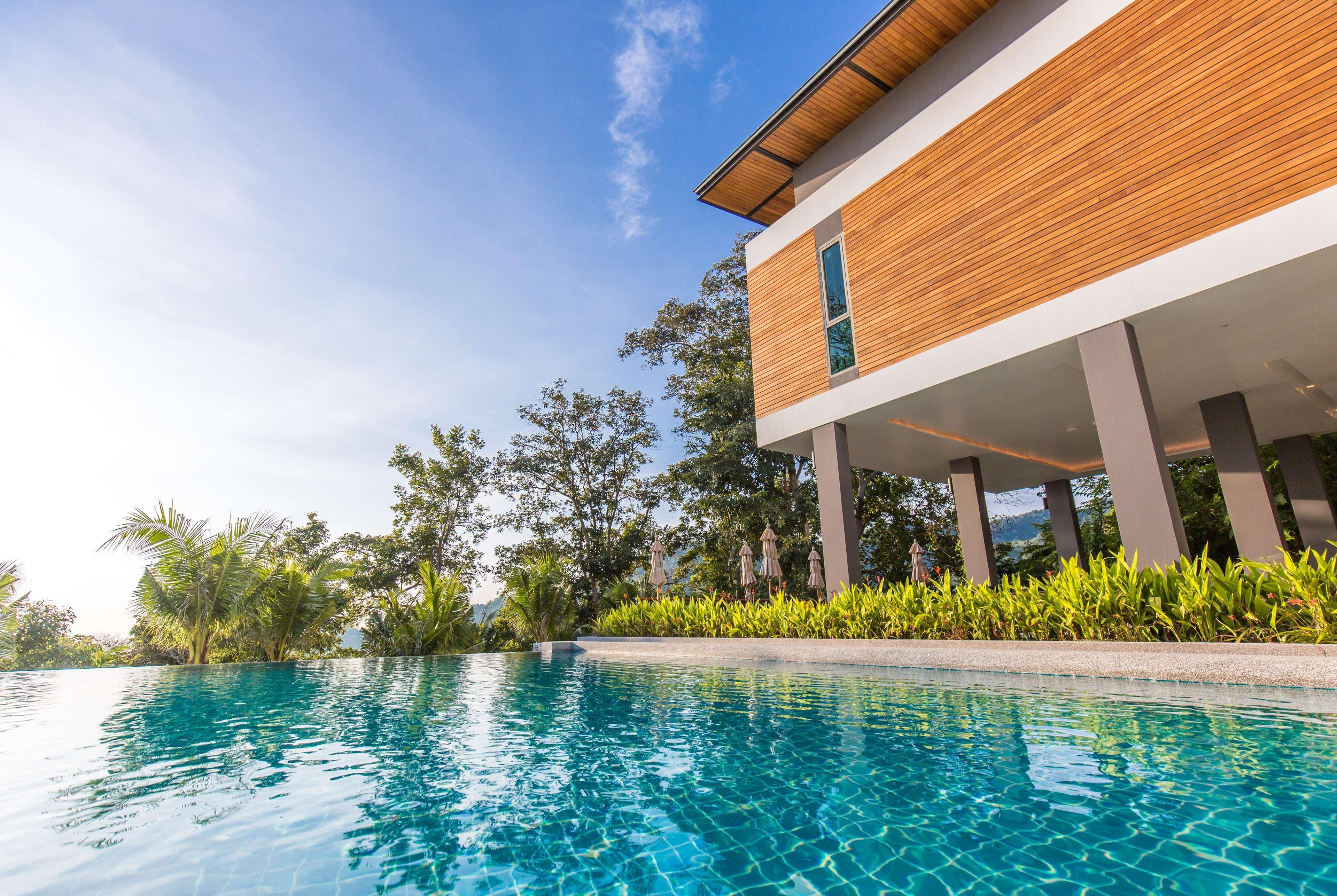 Wyndham Grand Phuket Kalim Bay Hotell Patong Eksteriør bilde A pool at a resort in Phuket, Thailand
