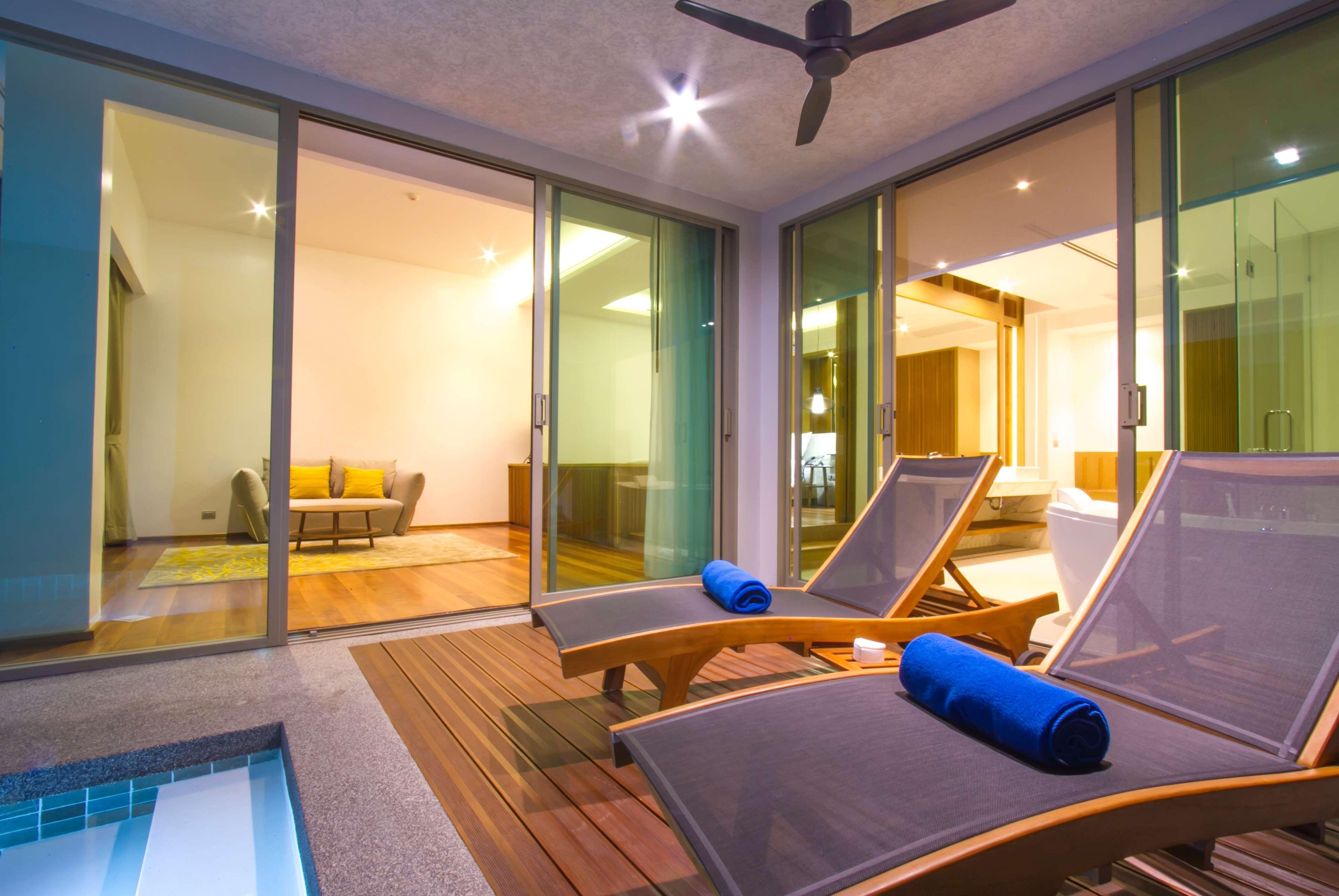 Wyndham Grand Phuket Kalim Bay Hotell Patong Eksteriør bilde A poolside lounge at a resort in Malaysia