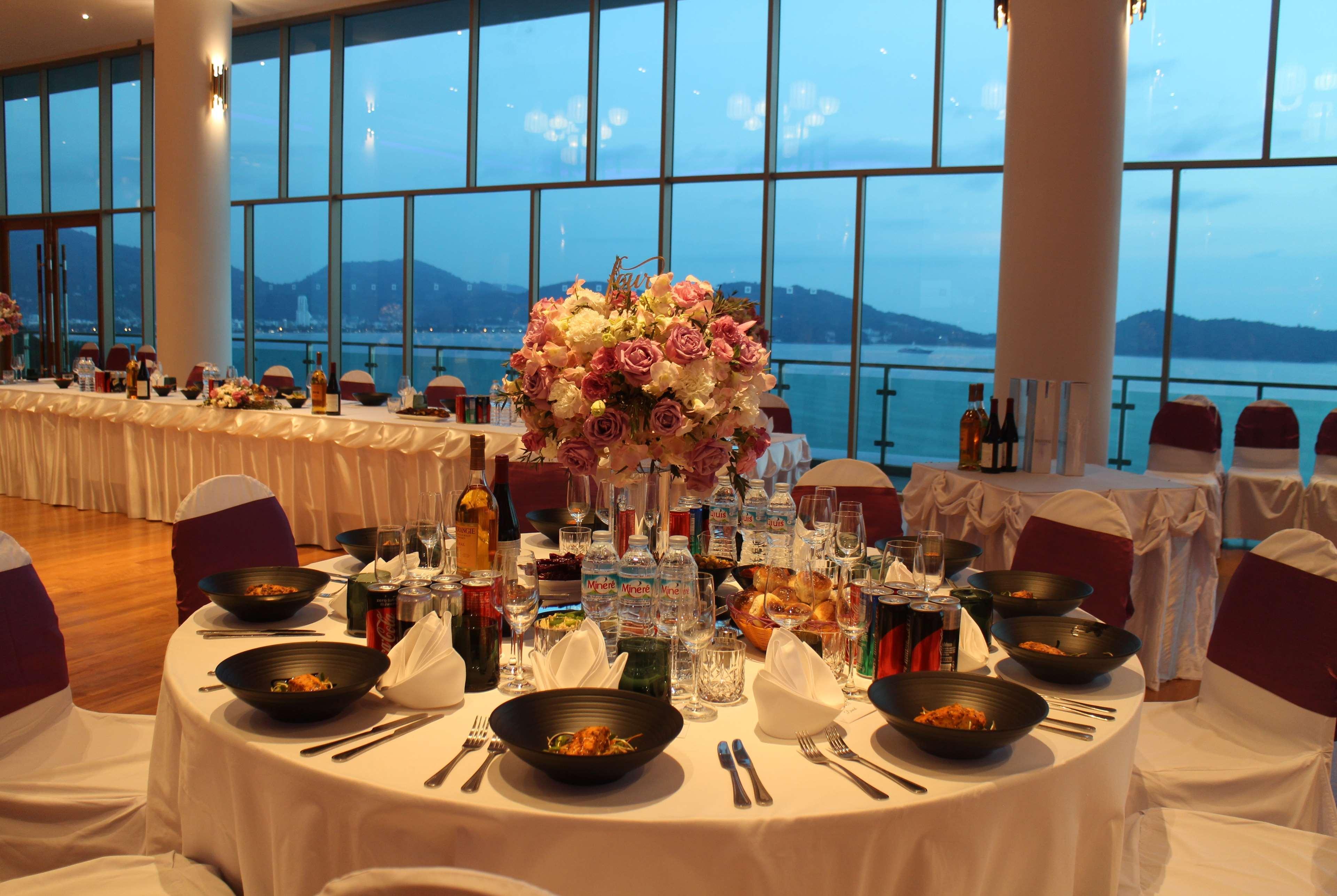 Wyndham Grand Phuket Kalim Bay Hotell Patong Eksteriør bilde A table set for a wedding reception