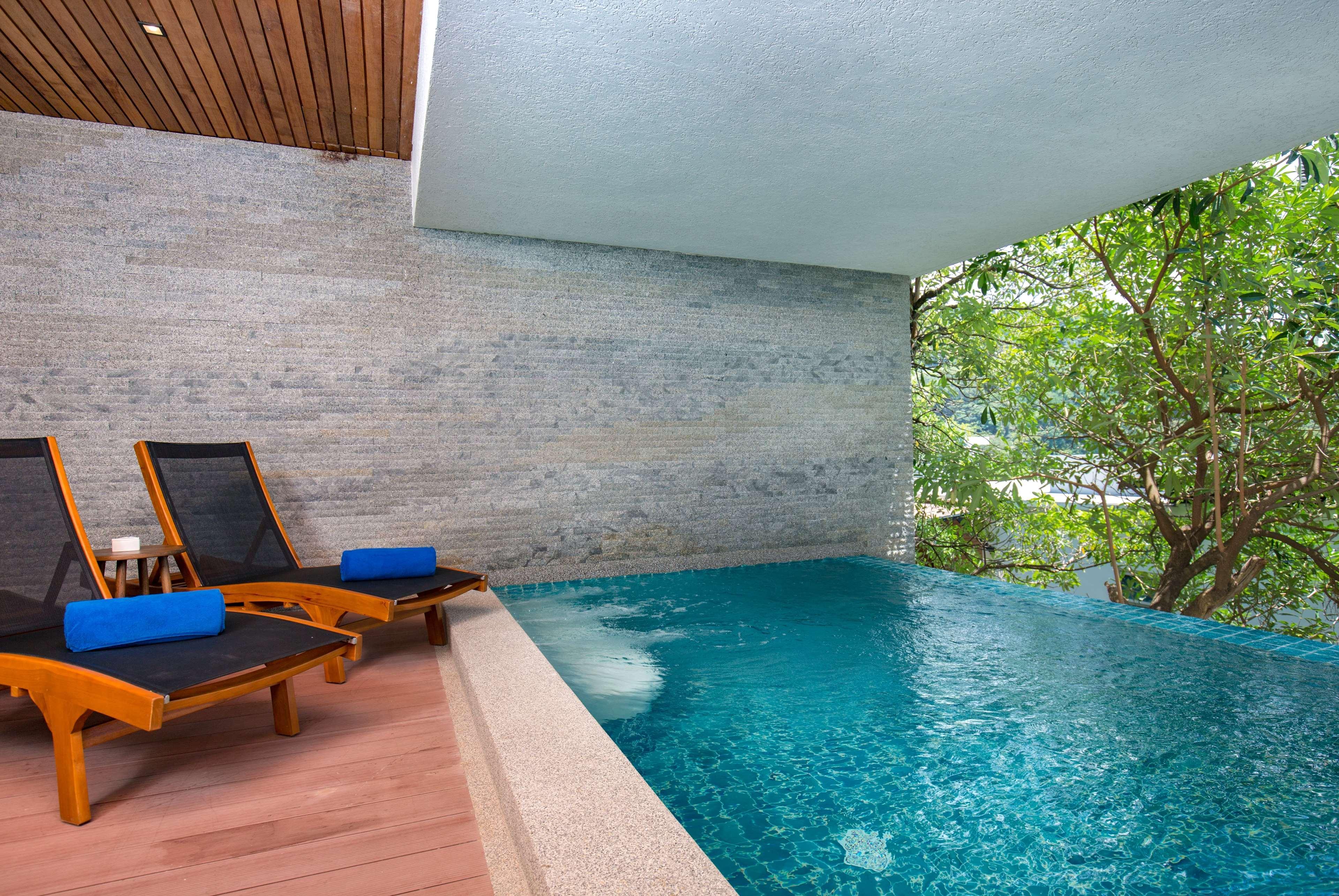 Wyndham Grand Phuket Kalim Bay Hotell Patong Eksteriør bilde The swimming pool at the hotel