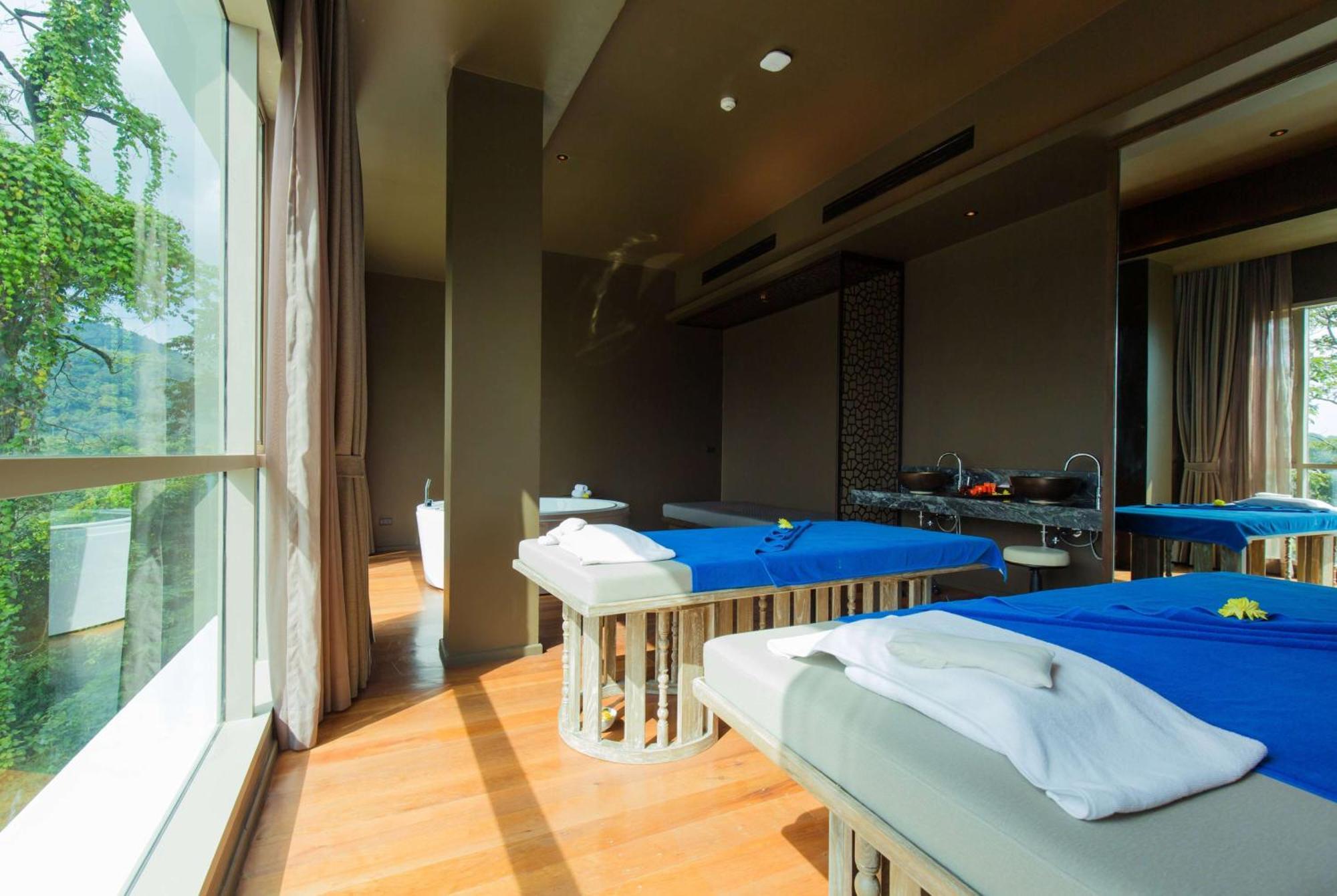 Wyndham Grand Phuket Kalim Bay Hotell Patong Eksteriør bilde A treatment room at the spa