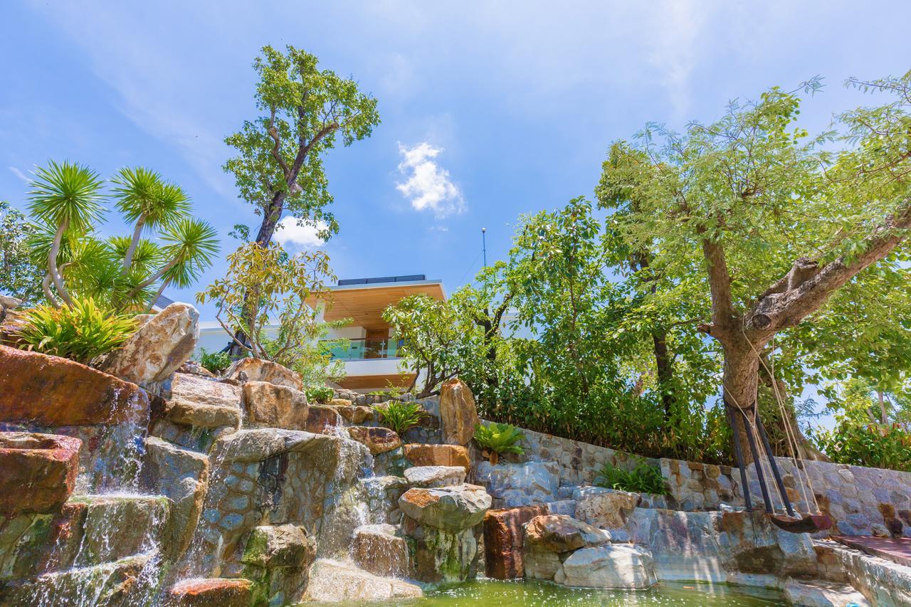Wyndham Grand Phuket Kalim Bay Hotell Patong Eksteriør bilde The waterfall at the entrance of the park